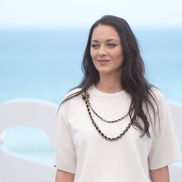 "J'ai l'intime conviction que l'arrivée au pouvoir des extrêmes dans notre pays est impossible. Je pense qu'on est plus ouverts que ça", a-t-elle ajouté.

Marion Cotillard - Photocall du film "7 h 40 ce matin-là" au 74ème Festival du Film de Saint-Sébastien (San Sebastian), le 24 septembre 2026. © Cordon / Bestimage
