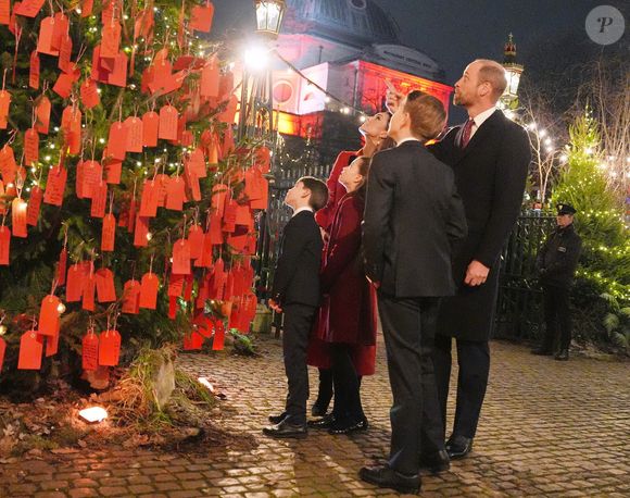 "C'est un vrai défi", a reconnu Paloma admirative du flegme du petit Louis.

La famille royale d'Angleterre assiste à la messe "Together At Christmas Carol" à l'abbaye de Westminster à Londres, Royaume-Uni le 6 Décembre, 2024