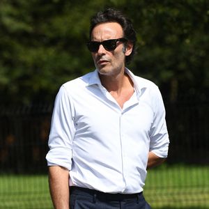 Anthony Delon et son demi-frère Alain-Fabien découvrent les hommages devant les grilles de la propriété de Douchy, quelques heures avant les obsèques de leur père, A.Delon, le 24 août 2024. Décédé le 18 août 2024, l'acteur a rendu son dernier souffle, entouré des siens dans sa propriété de Douchy, où il sera inhumé, le 24 août 2024 vers 17 heures dans une chapelle, construite il y a une vingtaine d'années. Agence / Bestimage