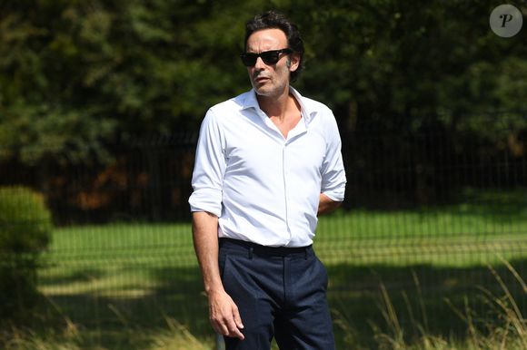 Anthony Delon et son demi-frère Alain-Fabien découvrent les hommages devant les grilles de la propriété de Douchy, quelques heures avant les obsèques de leur père, A.Delon, le 24 août 2024. Décédé le 18 août 2024, l'acteur a rendu son dernier souffle, entouré des siens dans sa propriété de Douchy, où il sera inhumé, le 24 août 2024 vers 17 heures dans une chapelle, construite il y a une vingtaine d'années. Agence / Bestimage