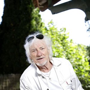 Hugues Aufray posant lors d'une séance de portrait à Paris, France, août 2022. Photo par VIM/ABACAPRESS.COM