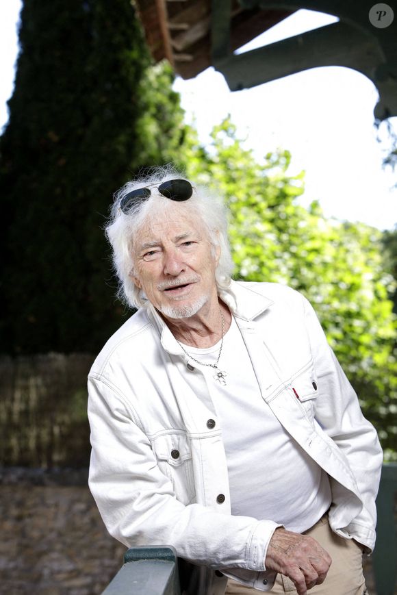 Hugues Aufray posant lors d'une séance de portrait à Paris, France, août 2022. Photo par VIM/ABACAPRESS.COM