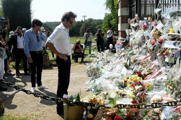 Anthony Delon et son demi-frère Alain-Fabien découvrent les hommages devant les grilles de la propriété de Douchy, quelques heures avant les obsèques de leur père, A.Delon, le 24 août 2024. © Agence / Bestimage