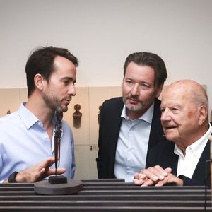 Le président d’honneur, Marc Ladreit de Lacharrière, grand collectionneur et mécène, met en avant l’importance du dialogue des cultures comme vecteur d’harmonie sociale. 

Exclusif - Lucas Ratton, galeriste, Yves-Bernard Debie, directeur général du Parcours des mondes , Marc Ladreit de Lacharrière  - Marc Ladreit de Lacharrière lors de la présentation de la nouvelle édition du salon "Parcours Des Mondes".
"Parcours Des Mondes" est le plus important salon international consacré aux arts d'Afrique, d'Océanie, des Amériques, d'Asie et à l'Archéologie tant par le nombre, la qualité ou la diversité de ses participants.
Il rassemble chaque année au début du mois de septembre une cinquantaine de galeries spécialisées dans les arts d’Afrique, d’Asie, d’Océanie, des Amériques et en archéologie, à Saint-Germain-des-Prés, au cœur de Paris. Paris, le 9 septembre 2025.
© Jack Tribeca/Bestimage