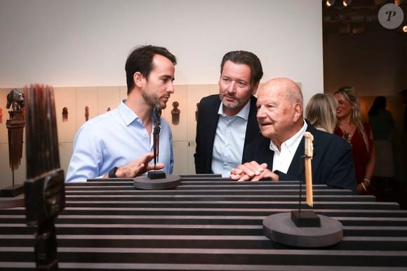 Le président d’honneur, Marc Ladreit de Lacharrière, grand collectionneur et mécène, met en avant l’importance du dialogue des cultures comme vecteur d’harmonie sociale. 

Exclusif - Lucas Ratton, galeriste, Yves-Bernard Debie, directeur général du Parcours des mondes , Marc Ladreit de Lacharrière  - Marc Ladreit de Lacharrière lors de la présentation de la nouvelle édition du salon "Parcours Des Mondes".
"Parcours Des Mondes" est le plus important salon international consacré aux arts d'Afrique, d'Océanie, des Amériques, d'Asie et à l'Archéologie tant par le nombre, la qualité ou la diversité de ses participants.
Il rassemble chaque année au début du mois de septembre une cinquantaine de galeries spécialisées dans les arts d’Afrique, d’Asie, d’Océanie, des Amériques et en archéologie, à Saint-Germain-des-Prés, au cœur de Paris. Paris, le 9 septembre 2025.
© Jack Tribeca/Bestimage