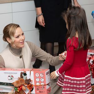 Le prince Albert II de Monaco et la princesse Charlène de Monaco assistent au spectacle de Noël à la crèche de la Croix-Rouge Rosine Sanmori et participent à la traditionnelle distribution de cadeaux de Noël à Monaco. Photo par Olivier Huitel / Pool Monaco / Bestimage