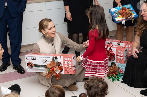 Le prince Albert II de Monaco et la princesse Charlène de Monaco assistent au spectacle de Noël à la crèche de la Croix-Rouge Rosine Sanmori et participent à la traditionnelle distribution de cadeaux de Noël à Monaco. Photo par Olivier Huitel / Pool Monaco / Bestimage