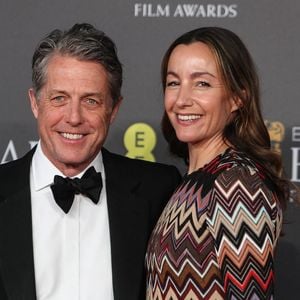 Hugh Grant et son épouse Anna Elisabet Eberstein assistent à la cérémonie des EE BAFTA Film Awards 2024 au Royal Festival Hall, à Londres, le 18 février 2024.