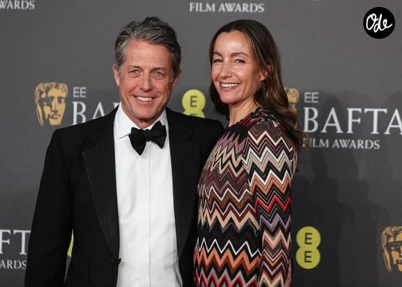 Hugh Grant et son épouse Anna Elisabet Eberstein assistent à la cérémonie des EE BAFTA Film Awards 2024 au Royal Festival Hall, à Londres, le 18 février 2024.