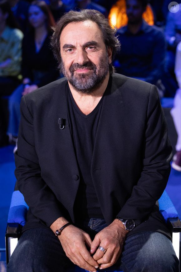 Exclusif - André Manoukian lors de l'enregistrement de l'émission "La Boîte à secrets", présentée par F.Bollaert et diffusée le 16 janvier 2026 sur France 3, dans les studios du Lendit à Saint-Denis, France, le 16 décembre 2025. © Cyril Moreau/Bestimage