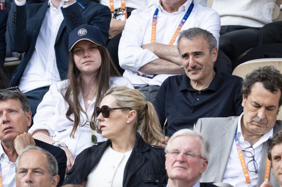 Elie Semoun et sa compagne Aude Fraineau (enceinte) en tribunes lors de la finale messieurs des Internationaux de France de Tennis de Roland Garros 2025 (jour 15), à Paris, France, le 8 juin 2025. © Cyril Moreau/Bestimage