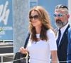 Escortée à l’aéroport Marco Polo de Venise, elle était entourée de plusieurs proches...
Rania Al Abdullah, reine de Jordanie, quitte Venise le 28 juin 2025 après avoir assisté au mariage de Bezos et Sánchez. Photographe : Backgrid USA / Bestimage