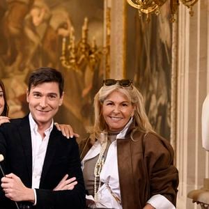 Exclusif - Julia Vignali (présentatrice), Harold Hessel (commissaire-priseur), Caroline Margeridon - Les acheteurs de l'émission télévisée "Affaire conclue" se mobilisent une fois de plus pour aider les enfants vivant sous le seuil de pauvreté lors de la vente aux enchères "Affaire for Life" organisée au profit de "Viva for Life" à l'hôtel de ville Bruxelles en Belgique le 29 novembre 2025.  © Didier Lebrun / Photonews /Bestimage
