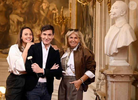 Exclusif - Julia Vignali (présentatrice), Harold Hessel (commissaire-priseur), Caroline Margeridon - Les acheteurs de l'émission télévisée "Affaire conclue" se mobilisent une fois de plus pour aider les enfants vivant sous le seuil de pauvreté lors de la vente aux enchères "Affaire for Life" organisée au profit de "Viva for Life" à l'hôtel de ville Bruxelles en Belgique le 29 novembre 2025.  © Didier Lebrun / Photonews /Bestimage