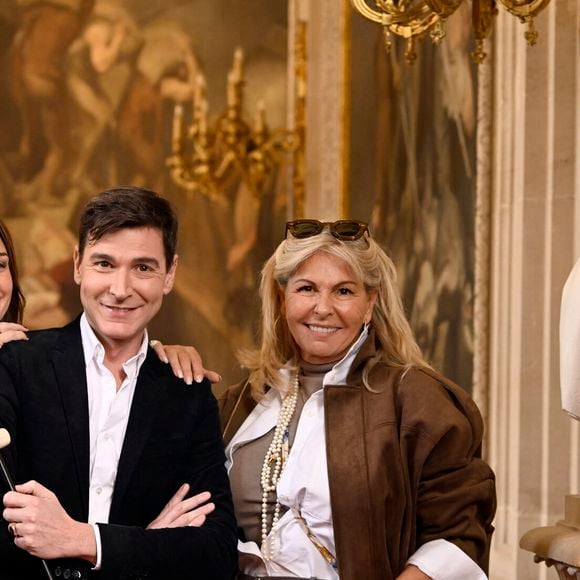 Exclusif - Julia Vignali (présentatrice), Harold Hessel (commissaire-priseur), Caroline Margeridon - Les acheteurs de l'émission télévisée "Affaire conclue" se mobilisent une fois de plus pour aider les enfants vivant sous le seuil de pauvreté lors de la vente aux enchères "Affaire for Life" organisée au profit de "Viva for Life" à l'hôtel de ville Bruxelles en Belgique le 29 novembre 2025.  © Didier Lebrun / Photonews /Bestimage
