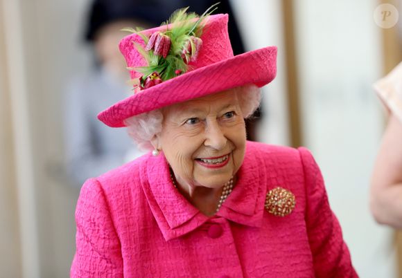 La maman de Charles O'Hagan, Mary, fut la dame d'honneur de la princesse Elizabeth entre 1944 et 1947 avant qu'elle ne soit nommée dame d'honneur supplémentaire jusqu'en 1949, détaille le "Daily Mail". Elle fut aussi l'une de ses amies proches.

La reine Elizabeth II d'Angleterre en visite au "National Institute of Agricultural Botany" à Cambridge, à l'occasion du centenaire de la société. Le 9 juillet 2019. EXPRESS SYNDICATION / BESTIMAGE
