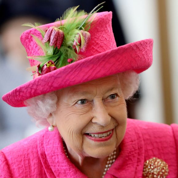 La maman de Charles O'Hagan, Mary, fut la dame d'honneur de la princesse Elizabeth entre 1944 et 1947 avant qu'elle ne soit nommée dame d'honneur supplémentaire jusqu'en 1949, détaille le "Daily Mail". Elle fut aussi l'une de ses amies proches.

La reine Elizabeth II d'Angleterre en visite au "National Institute of Agricultural Botany" à Cambridge, à l'occasion du centenaire de la société. Le 9 juillet 2019. EXPRESS SYNDICATION / BESTIMAGE