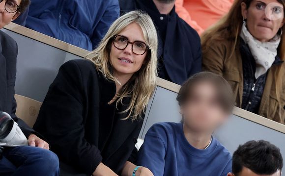 Laurence Arné et son fils Raphaël dans les tribunes lors des Internationaux de France de Tennis de Roland Garros 2025, à Paris, France, le 4 juin 2025. © Jacovides-Moreau/Bestimage