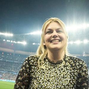 La chanteuse Louane (Louane Emera), représentante de la France au concours de l'Eurovision, interprète pour la première fois son titre Maman, en hommage à sa mère décédée lorsqu'elle avait 17 ans, devant les 80 000 spectateurs, suspendue sur une plateforme, plusieurs mètres au-dessus de la pelouse et des musiciens, du Stade de France à la mi-temps du match du Tournoi des Six Nations opposant la France à l'Écosse, à Saint-Denis, Seine Saint-Denis, France, le 15 mars 2025. © Cyril Moreau/Bestimage