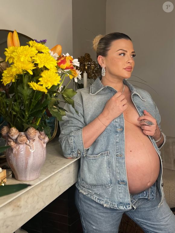 La jeune femme de 36 ans révèle vouloir être présentable "malgré la difficulté de sa condition". Des mots qui en disent longs sur l'épreuve que traverse la future maman.

Capture Instagram de Kelly Vedovelli.