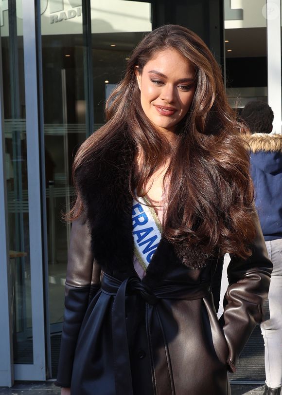 Exclusif - Miss France 2026 Hinaupoko Deveze à sa sortie des studios de RTL, à Neuilly-sur-Seine, France, le 6 janvier 2026. © Bestimage