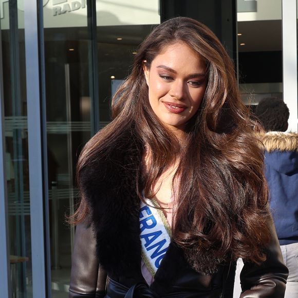 Exclusif - Miss France 2026 Hinaupoko Deveze à sa sortie des studios de RTL, à Neuilly-sur-Seine, France, le 6 janvier 2026. © Bestimage