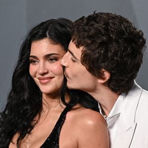 Depuis leur rencontre en janvier 2023 à Paris durant la Fashion Week, le duo s'évertue à démontrer le sérieux de leur relation. N'en déplaisent à leurs détracteurs ! 

Timothée Chalamet et Kylie Jenner à leur arrivée à la soirée des Oscars organisée par Vanity Fair, aux David Geffen Galleries du LACMA, Los Angeles, États-Unis, le 6/03/2026. Crédit : Doug Peters/Empics/Abaca