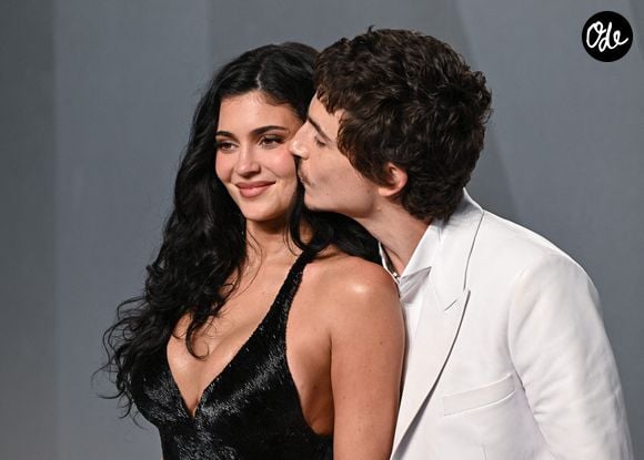 Depuis leur rencontre en janvier 2023 à Paris durant la Fashion Week, le duo s'évertue à démontrer le sérieux de leur relation. N'en déplaisent à leurs détracteurs ! 

Timothée Chalamet et Kylie Jenner à leur arrivée à la soirée des Oscars organisée par Vanity Fair, aux David Geffen Galleries du LACMA, Los Angeles, États-Unis, le 6/03/2026. Crédit : Doug Peters/Empics/Abaca
