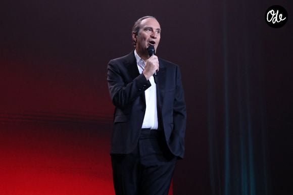 Exclusif - Xavier Niel fait son show à l'Olympia : " Comment devenir milliardaire.... ". Paris, France, le 18 Septembre 2024. Une masterclass à l'occasion de la sortie de son autobiographie
Autrement dit, il faut donc s'attendre à une conférence du créateur de Free où il devrait livrer quelques secrets sur son brillant parcours d'entrepreneur. Un événement qui n'est pas le fruit du hasard, puisque celui qui est considéré comme l'un des "pères" de la French Tech s'apprête à sortir une autobiographie, réalisée au travers d'entretiens avec Jean-Louis Missika, qui n'est autre qu'un ancien vice-président de Free en plus d'avoir été l'adjoint de Bertrand Delanoë et d'Anne Hidalgo a la Mairie de Paris.
Le livre, baptisé "Entretiens XN", sera mis en vente dans les librairies le 25 septembre prochain au prix de 19,99 euros, mais il sera possible de l'acheter en avant-première dès le 18 septembre pour les participants à la conférence de Xavier Niel à l'Olympia. A noter que les prix pour y assister vont de 2 à 39,99 euros, un clin d'œil aux tarifs des forfaits mobiles et box de Free. Mais pas de présentation d'une nouvelle Freebox à l'horizon, comme pouvaient l'espérer certains fans de l'opérateur, mais une masterclass de l'entrepreneur le plus emblématique de la tech française.  

© Bertrand Rindoff / Bestimage