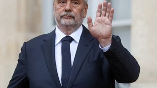 Le château de Luc Besson, situé dans un minuscule village, fait de nouveau parler de lui