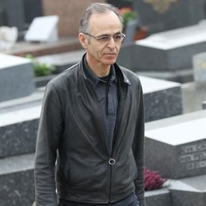 Jean-Jacques Goldman et Maxime Le Forestier lors des obsèques de Véronique Colucci au cimetière communal de Montrouge, le 12 avril 2018. @Agence / Bestimage
