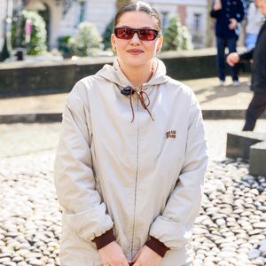 Si sa fille choisit cette voie, Louane assure néanmoins qu'elle la soutiendra, tout en lui imposant quelques règles.

Louane (Louane Emera) aux arrivées au défilé Miu Miu Collection Femme Prêt-à-Porter Automne/Hiver 2026-2027 lors de la Fashion Week de Paris (PFW) au palais d'lena conseil Economique, social et environnemental, à Paris, France, le 10 mars 2026.

© Denis Guignebourg/Bestimage