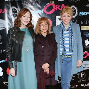 Elise Ventre/Depardieu, Elisabeth Depardieu et sa fille Julie Depardieu au photocall du défilé au profit de l'association Meghanora au Salon des Miroirs à Paris, le 20 février 2016. Crédit Cvs/Bestimage