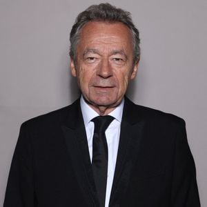 Elle affirme même avoir suggéré son nom à la direction en partant, un coup de pouce qui aurait marqué le début de son ascension.
Exclusif - Michel Denisot lors de la soirée anniversaire des 25 ans de la Terrasse de Albane pendant le 79ème Festival International du Film de Cannes, France, le 15 mai 2026. © Denis Guignebourg/Bestimage