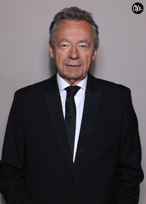 Elle affirme même avoir suggéré son nom à la direction en partant, un coup de pouce qui aurait marqué le début de son ascension.

Exclusif - Michel Denisot lors de la soirée anniversaire des 25 ans de la Terrasse de Albane pendant le 79ème Festival International du Film de Cannes, France, le 15 mai 2026. © Denis Guignebourg/Bestimage
