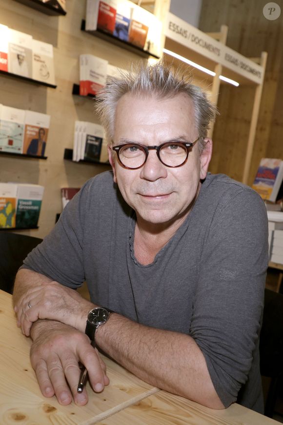 "Quelle que soit ma destination finale, j'évite les correspondances et préfère terminer à pied mes trajets, plutôt que de changer de ligne", a notamment révélé le comédien dans Le Parisien week-end

Philippe Torreton - Festival du livre de Paris 2024 le 12 avril 2024.
© Cedric Perrin / Bestimage