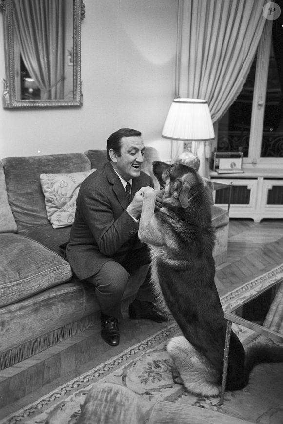 Archives - En France, Lino Ventura chez lui, dans sa maison de Saint-Cloud le 3 avril 1967. © Michel Ristroph via Bestimage