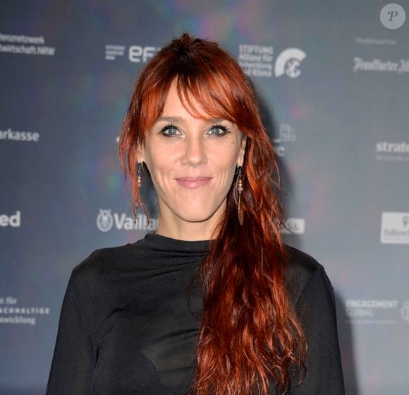 A 46 ans, Zaz compte parmi les artistes francophones qui s'exportent le mieux à l'étranger...

Zaz lors de la 15ème cérémonie Prix allemand du développement durable 2022 à Dusseldorf. Crédit Zuma Press / Bestimage