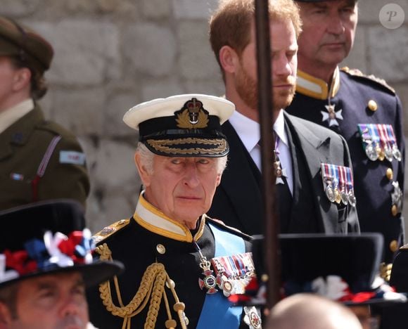 A en croire une source proche de l'intéressé, son interview aurait "fait des ravages". "Il voit des choses partout, il se bat avec tout le monde et c'est fatigant", a glissé l'initié.e à nos confrères du magazine "Hello".

Le roi Charles III d'Angleterre, le prince Harry, duc de Sussex - Sorties du service funéraire à l'Abbaye de Westminster pour les funérailles d'Etat de la reine Elizabeth II d'Angleterre. Le 19 septembre 2022 (Mirrorpix / Bestimage).