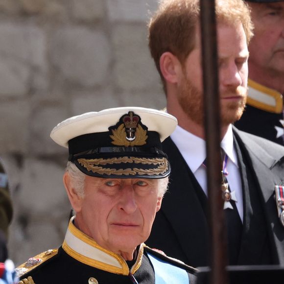 A en croire une source proche de l'intéressé, son interview aurait "fait des ravages". "Il voit des choses partout, il se bat avec tout le monde et c'est fatigant", a glissé l'initié.e à nos confrères du magazine "Hello".

Le roi Charles III d'Angleterre, le prince Harry, duc de Sussex - Sorties du service funéraire à l'Abbaye de Westminster pour les funérailles d'Etat de la reine Elizabeth II d'Angleterre. Le 19 septembre 2022 (Mirrorpix / Bestimage).