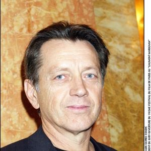 Parti avec sa progéniture à La Réunion, il lui proposera, plus tard, de les rejoindre avec son fils. Mais sur place, rien ne se passera comme prévu...

Bernard Giraudeau - Président du jury ouverture du 19ème festival du film de Paris au Gaumont Marignan - 2004 (COADIC GUIREC / BESTIMAGE).