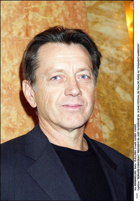 Parti avec sa progéniture à La Réunion, il lui proposera, plus tard, de les rejoindre avec son fils. Mais sur place, rien ne se passera comme prévu...

Bernard Giraudeau - Président du jury ouverture du 19ème festival du film de Paris au Gaumont Marignan - 2004 (COADIC GUIREC / BESTIMAGE).