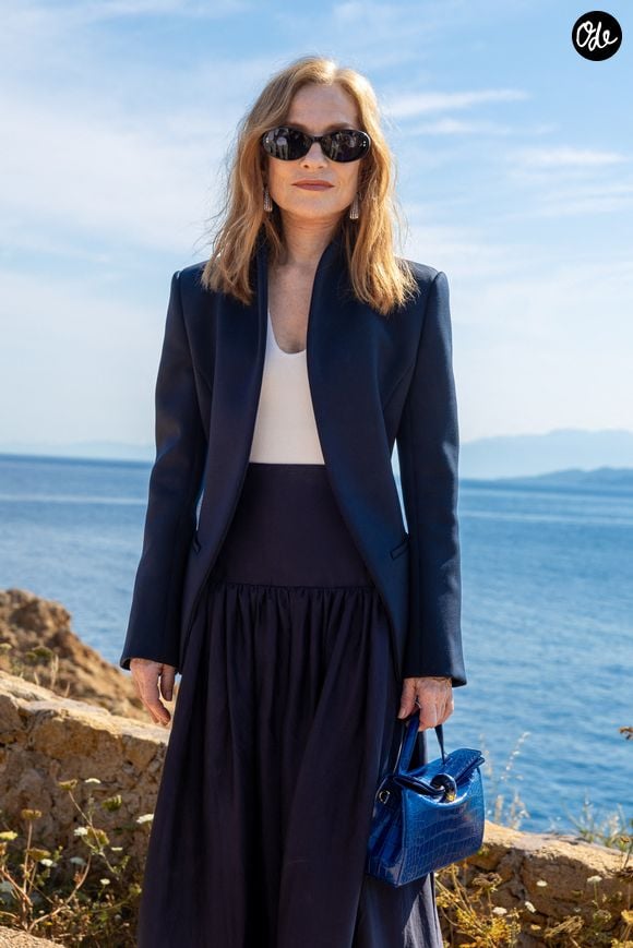 D'autres personnalités de prestige ont fait le déplacement jusqu'en Corse pour applaudir la collection Printemps-Été 2027 de Simon Porte Jacquemus, à savoir Isabelle Huppert,

Isabelle Huppert - Photocall du défilé "Le Bonheur" By Jacquemus au phare de la Pietra à l'Ile Rousse en Corse le 29 juin 2026. © Luis Sanchez / Crystal / Bestimage
