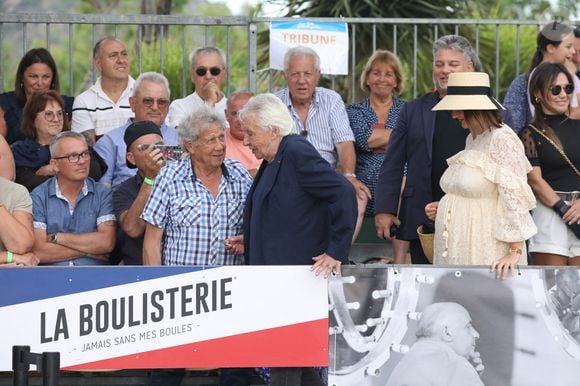 Semi-exclusif - Michel Sardou, Kym Thiriot enceinte - Michel Sardou rend hommage à son père en famille lors du premier trophée de pétanque "Fernand Sardou" à Bormes-les-Mimosas le 29 mai 2026. Le célèbre chanteur est venu en famille avec sa femme, son fils Romain avec son fils de deux ans et demi et de sa compagne enceinte de son deuxième enfant.
La première édition du Trophée Fernand Sardou est organisée du 29 au 31 mai au coeur du village de Bormes les Mimosas. Une initiative portée par Michel et son fils Romain, pour rendre hommage à leur illustre parent Fernand Sardou au travers d'un tournoi de pétanque.
En lien avec la municipalité et l'Amicale Bouliste Borméenne (ABB), un premier Trophée Fernand Sardou sera organisé avec deux grands temps forts : Le vendredi, dès 18h, un tournoi d'exhibition sera proposé et verra s'affronter 16 triplettes. Puis un concours fédéral à pétanque sera organisé le weekend et ouvert à tous les amateurs. 128 équipes seront réparties sur les sites les plus emblématiques du village, à savoir au boulodrome de la place Saint-François, mais aussi au parc Cigalou, sur le site du château et à l'ancien stade. © Franz Chavaroche/Bestimage