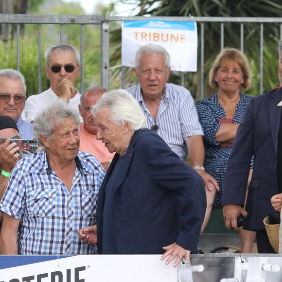 Semi-exclusif - Michel Sardou, Kym Thiriot enceinte - Michel Sardou rend hommage à son père en famille lors du premier trophée de pétanque "Fernand Sardou" à Bormes-les-Mimosas le 29 mai 2026. Le célèbre chanteur est venu en famille avec sa femme, son fils Romain avec son fils de deux ans et demi et de sa compagne enceinte de son deuxième enfant.
La première édition du Trophée Fernand Sardou est organisée du 29 au 31 mai au coeur du village de Bormes les Mimosas. Une initiative portée par Michel et son fils Romain, pour rendre hommage à leur illustre parent Fernand Sardou au travers d'un tournoi de pétanque.
En lien avec la municipalité et l'Amicale Bouliste Borméenne (ABB), un premier Trophée Fernand Sardou sera organisé avec deux grands temps forts : Le vendredi, dès 18h, un tournoi d'exhibition sera proposé et verra s'affronter 16 triplettes. Puis un concours fédéral à pétanque sera organisé le weekend et ouvert à tous les amateurs. 128 équipes seront réparties sur les sites les plus emblématiques du village, à savoir au boulodrome de la place Saint-François, mais aussi au parc Cigalou, sur le site du château et à l'ancien stade. © Franz Chavaroche/Bestimage