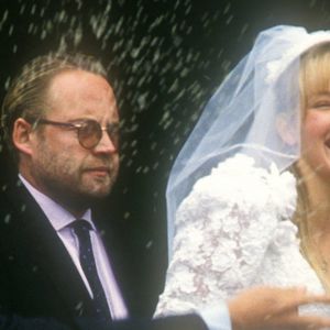 Il s'explique : "J'ai écrit ce titre pendant la séparation avec ma première femme. Avec les enfants c'est toujours difficile... Et j'ai beaucoup de mal à accepter ça, parce qu'on peut tous se séparer pour n'importe quelle raison, mais quand il y a des enfants ce n'est pas pareil"

Archives : Mariage de David Hallyday et Estelle Lefébure en Normandie en 1989. © Bestimage