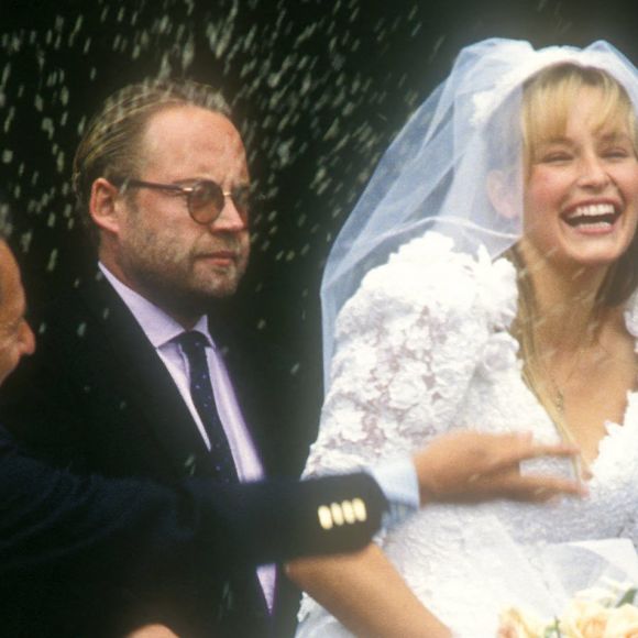 Il s'explique : "J'ai écrit ce titre pendant la séparation avec ma première femme. Avec les enfants c'est toujours difficile... Et j'ai beaucoup de mal à accepter ça, parce qu'on peut tous se séparer pour n'importe quelle raison, mais quand il y a des enfants ce n'est pas pareil"

Archives : Mariage de David Hallyday et Estelle Lefébure en Normandie en 1989. © Bestimage