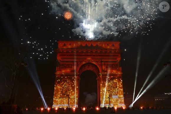 Exclusif - Stéphane Bern présente l'émission "La Grande Soirée du 31 de Paris" diffusée sur France 2 sur les Champs-Elysées, en présence de Anne Hidalgo et Gil Alma, à Paris, France, le 31 décembre 2025. © Jack Tribeca/BHM/Bestimage