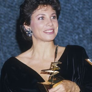 Photo d'archive non datée de la journaliste Anne Sinclair tenant son 7 d'Or. Photo de Pascal Baril/ABACAPRESS.COM