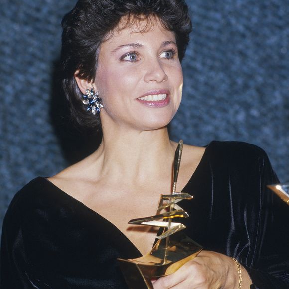 Photo d'archive non datée de la journaliste Anne Sinclair tenant son 7 d'Or. Photo de Pascal Baril/ABACAPRESS.COM
